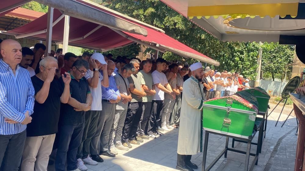 Tatil yolunda can veren anne ve kızı toprağa verildi