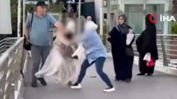 İzmit'te Üst Geçitte Şoke Eden Kavga! O Anlar Kamerada