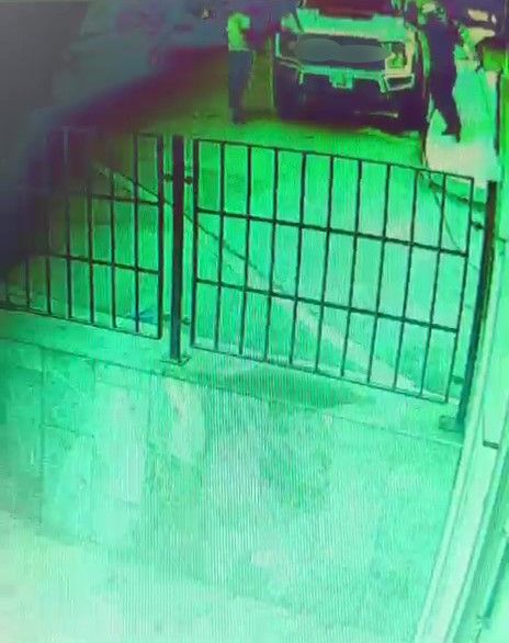 Kasklı saldırgan kovaladığı şahsı bacağından vurup kaçtı
