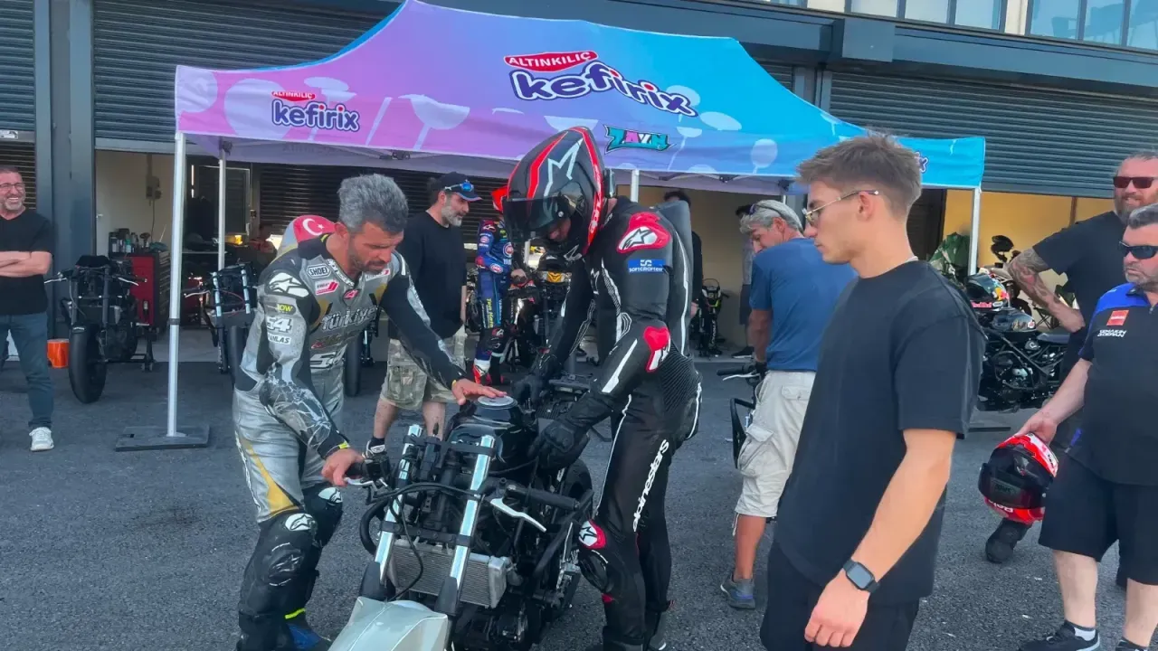 Milli motosikletçiler ve oyuncu Kıvanç Tatlıtuğ Kocaeli'de piste çıktı