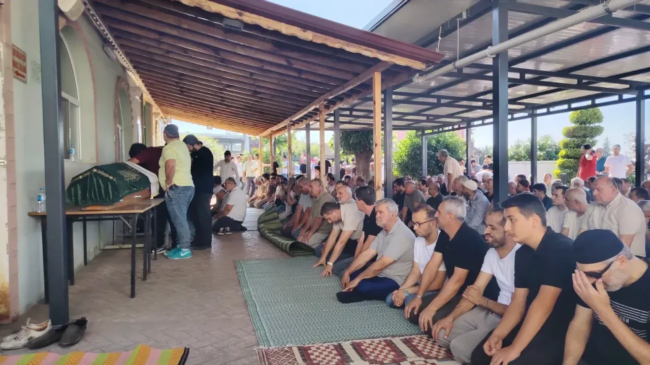Elektrik akımına kapılarak ölen baba ve oğlu gözyaşları arasında toprağa verildi