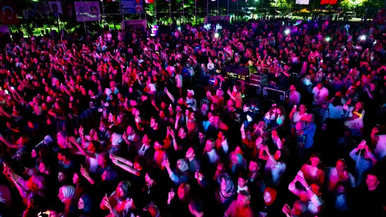 Emre Fel, festivalin finalinde coşturdu