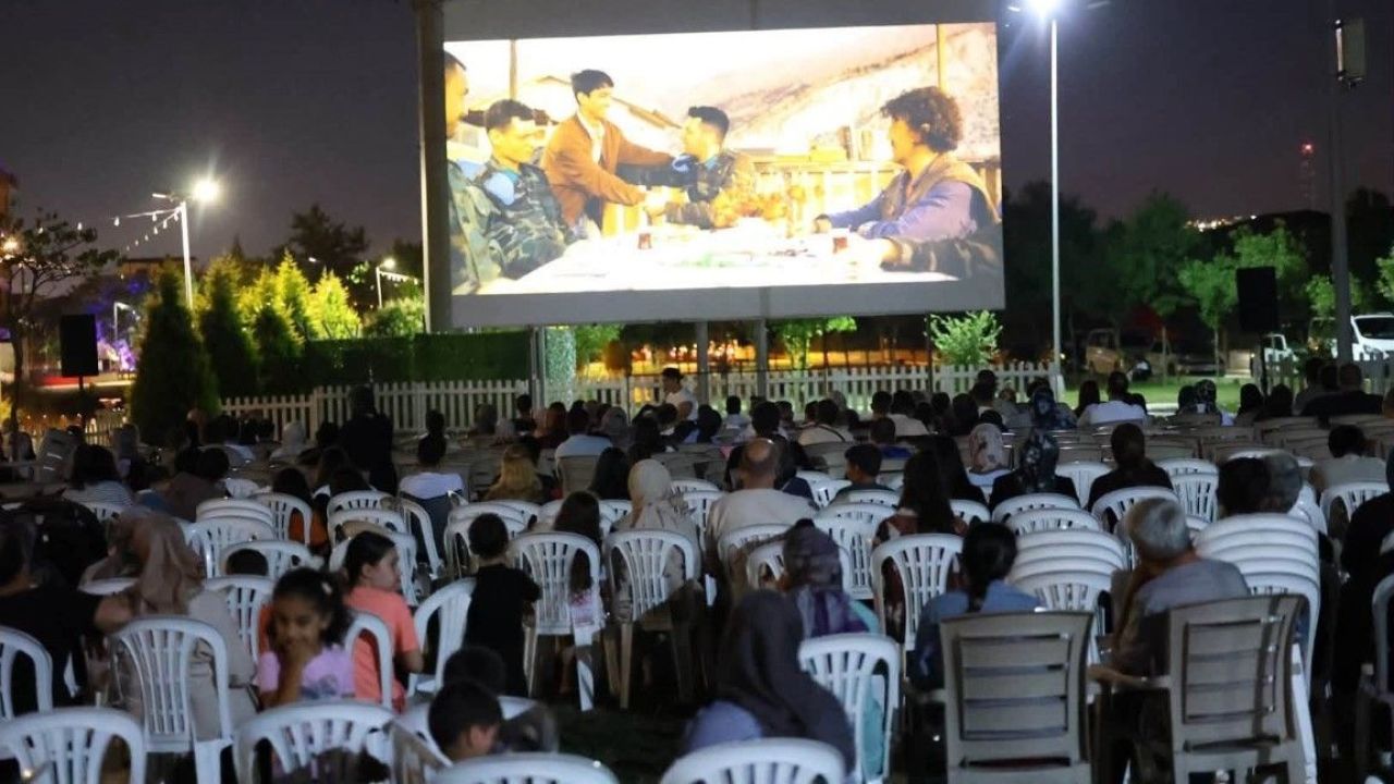 Kartepe'de açık havada sinema keyfi