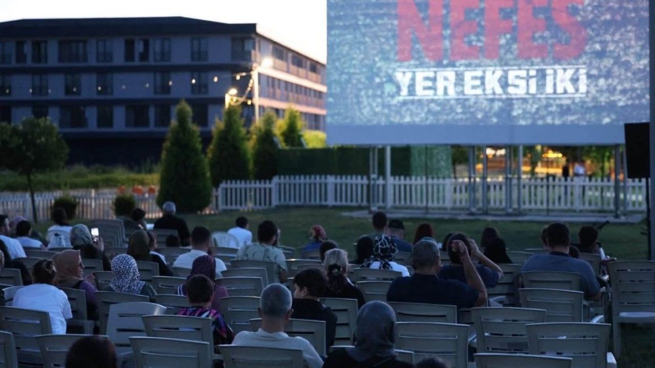 Kartepe'de açık havada sinema keyfi