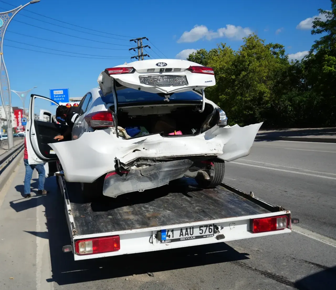 Yavaşlayan trafik zincirlemeye kazaya sebep oldu: 1'i çocuk 3 yaralı