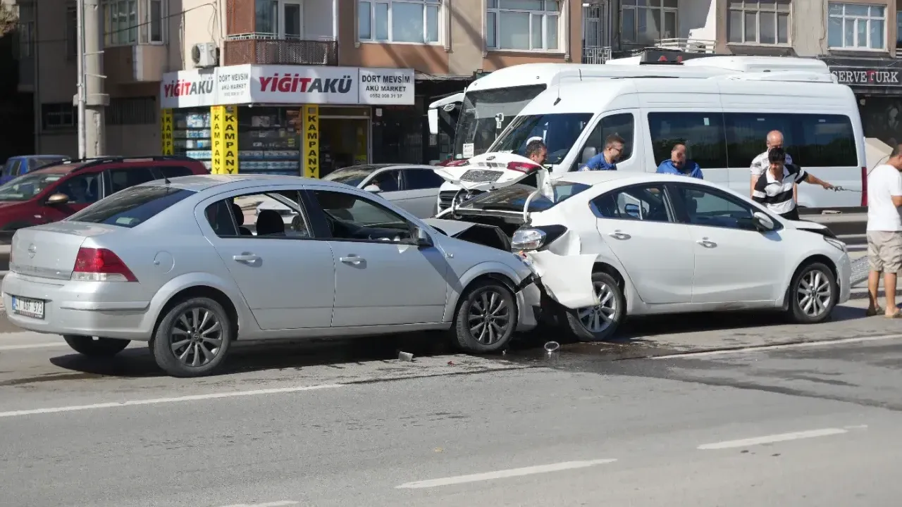 Yavaşlayan trafik zincirlemeye kazaya sebep oldu: 1'i çocuk 3 yaralı