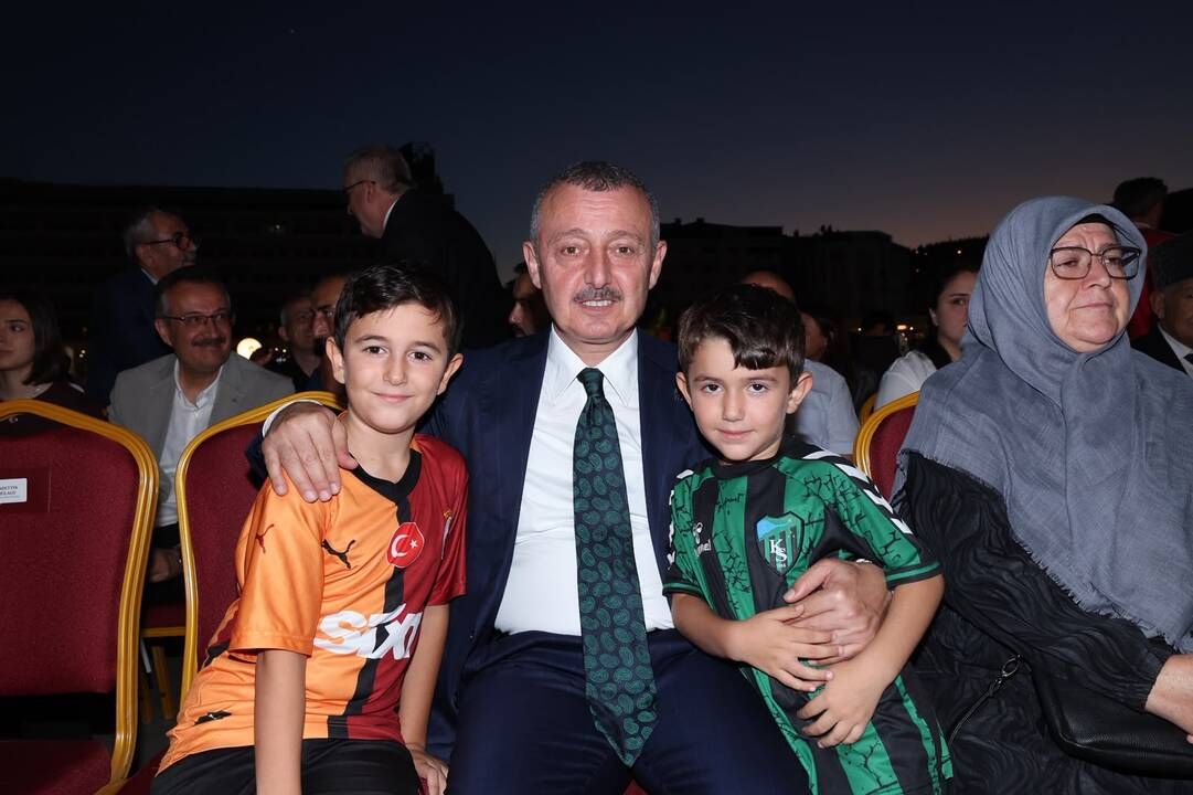 Demokrasi ve Millî Birlik Günü'nde on binler alanı doldurdu;