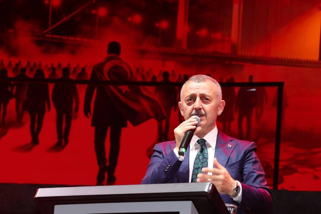 Demokrasi ve Millî Birlik Günü'nde on binler alanı doldurdu;