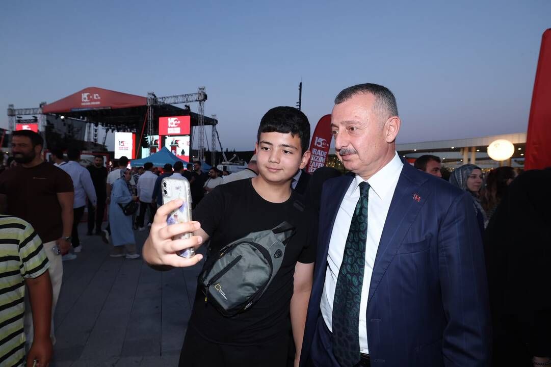 Demokrasi ve Millî Birlik Günü'nde on binler alanı doldurdu;