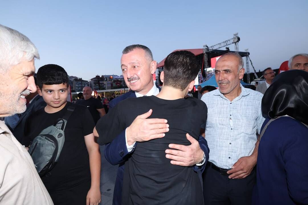 Demokrasi ve Millî Birlik Günü'nde on binler alanı doldurdu;