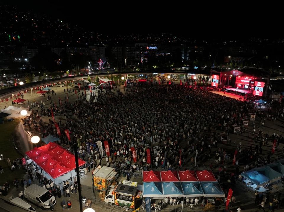 Demokrasi ve Millî Birlik Günü'nde on binler alanı doldurdu;