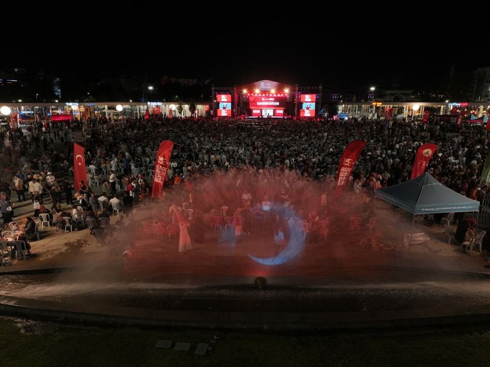 Demokrasi ve Millî Birlik Günü'nde on binler alanı doldurdu;