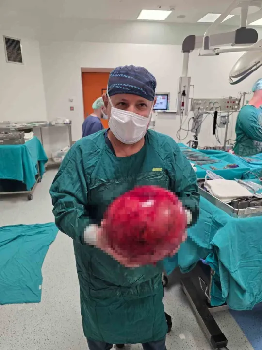 Kocaeli Şehir Hastanesi'nde doktorlar gözlerine inanamadı: 6,5 kilogramlık tümör çıkarıldı