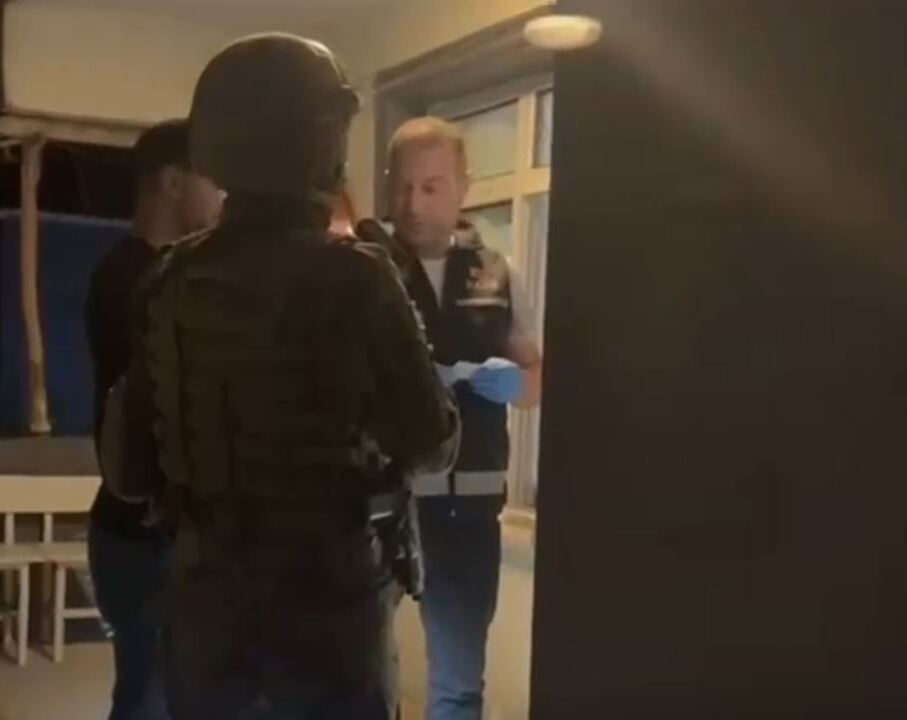 Benzinle iş yeri kundaklamaya çalışmışlardı! Kocaeli polisi yakaladı