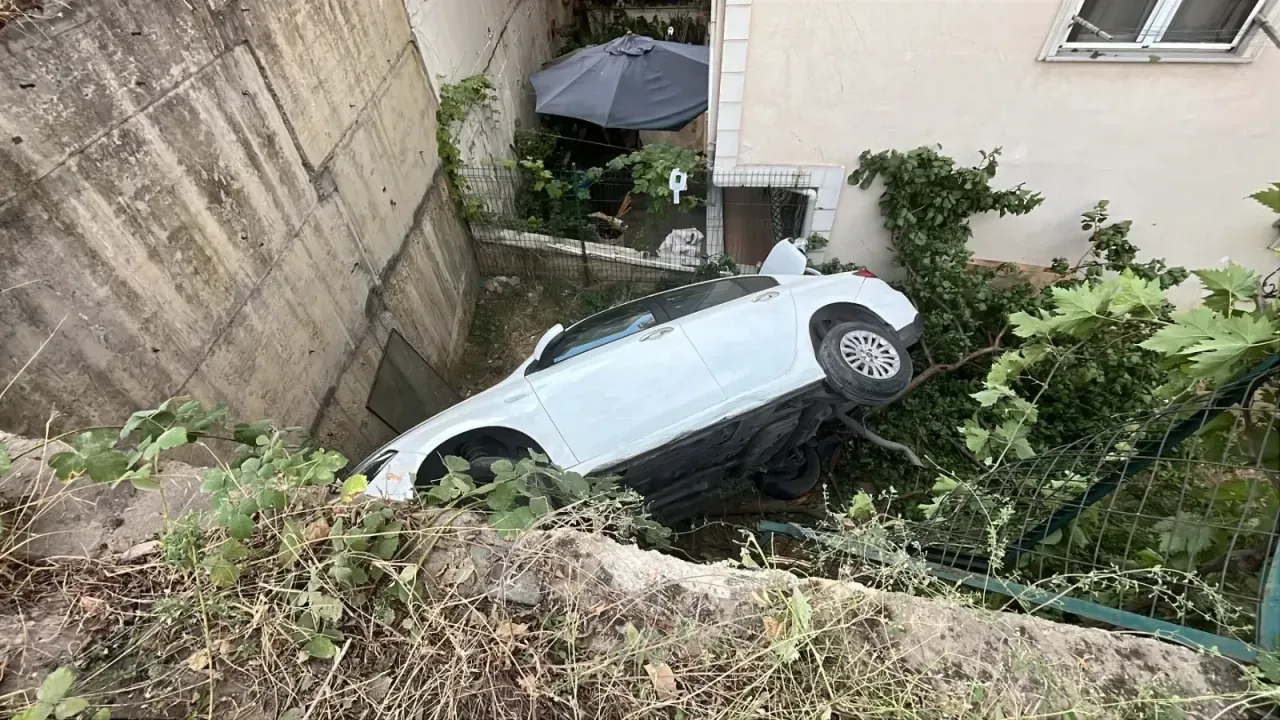 Gebze’de mucize kurtuluş! 5 metreden düşen araçtan sağ çıktılar