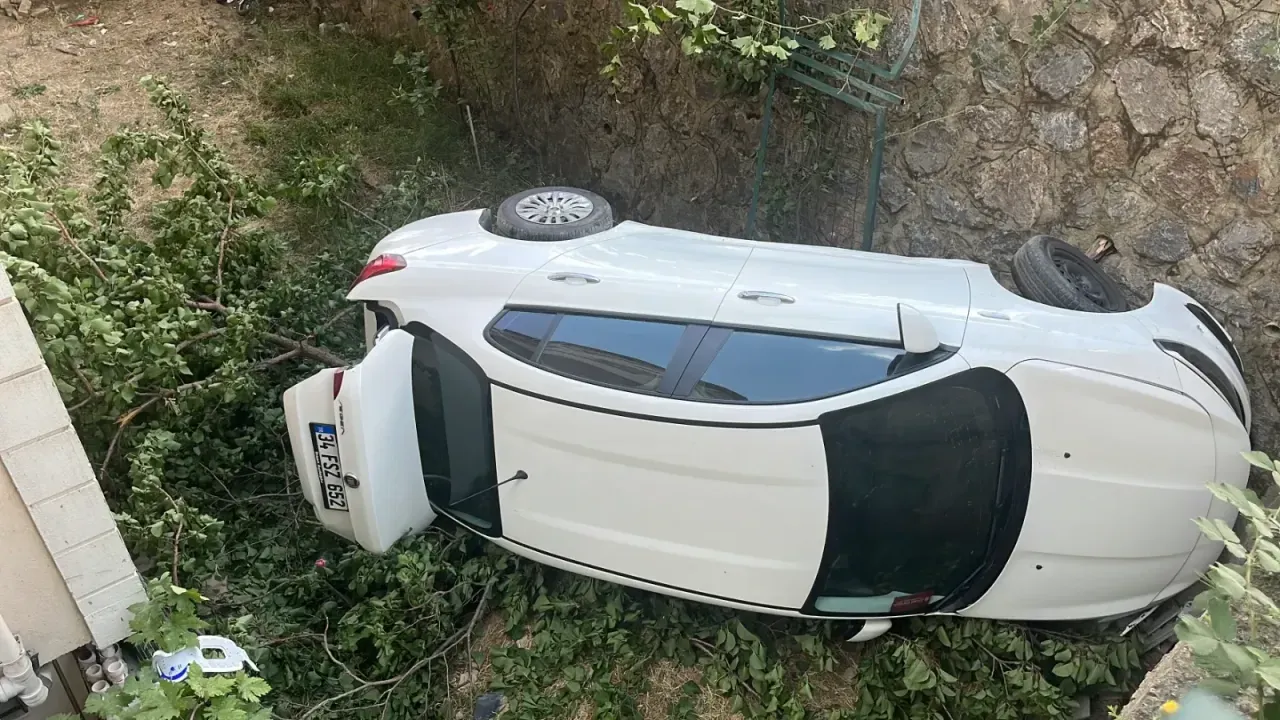 Gebze’de mucize kurtuluş! 5 metreden düşen araçtan sağ çıktılar