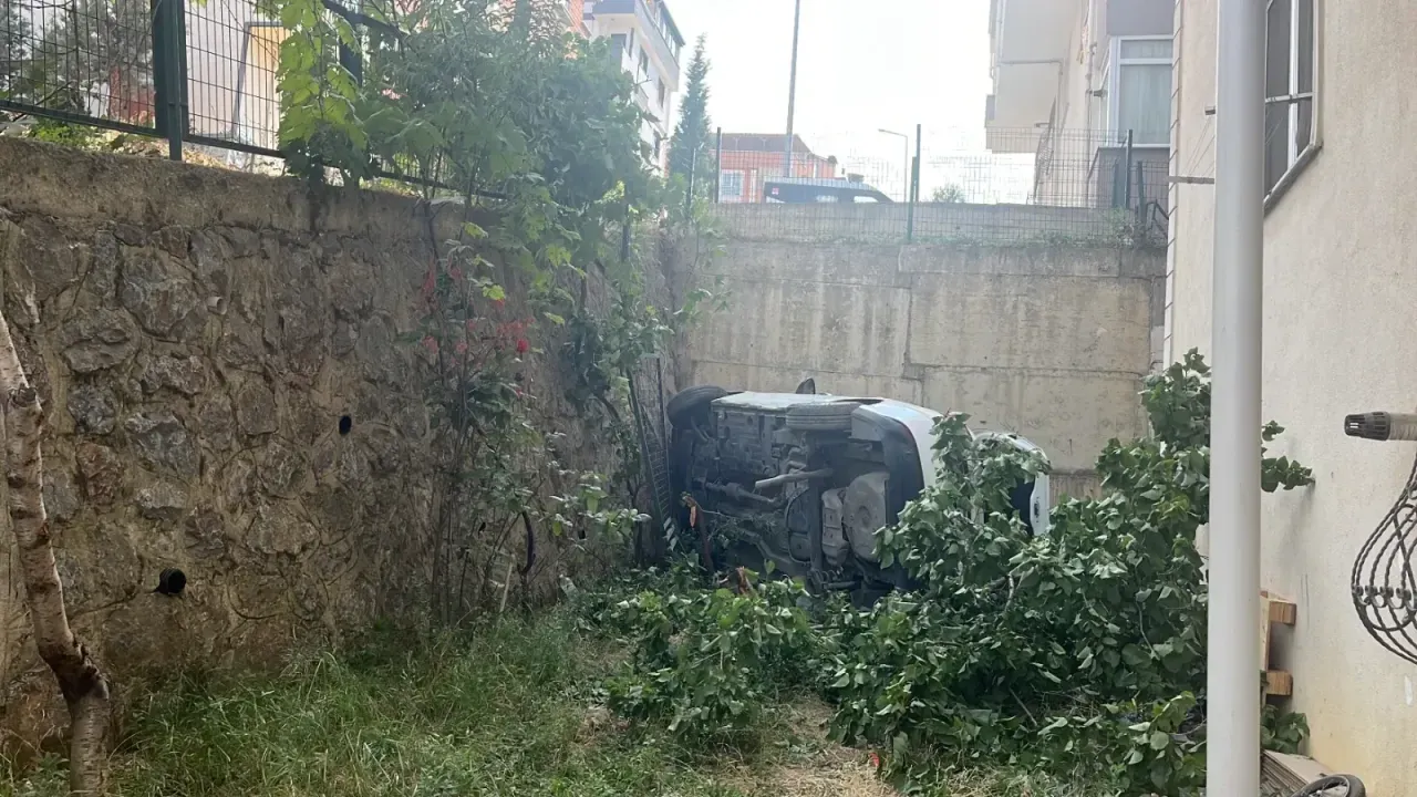 Gebze’de mucize kurtuluş! 5 metreden düşen araçtan sağ çıktılar