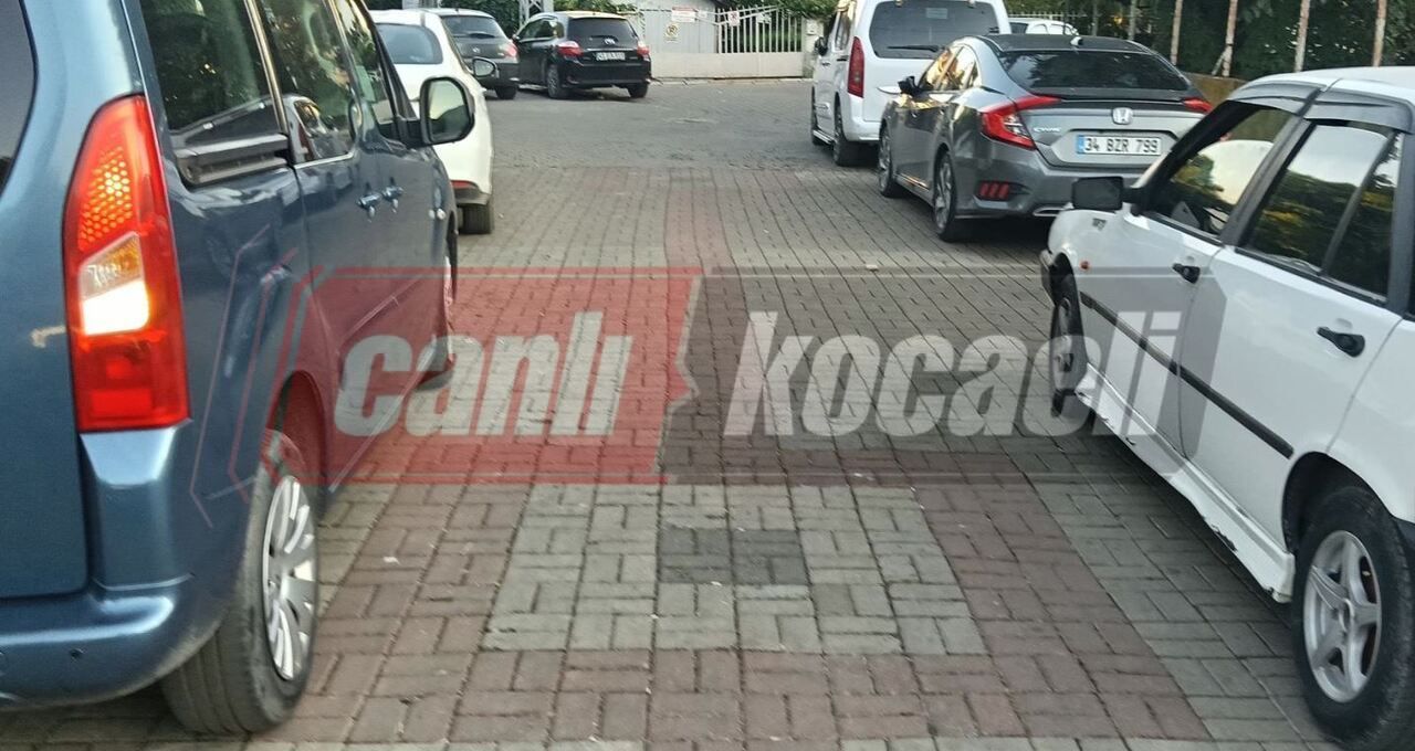 Körfez’de vatandaş isyan etti: “Bu caddeden ambulans nasıl geçsin?”