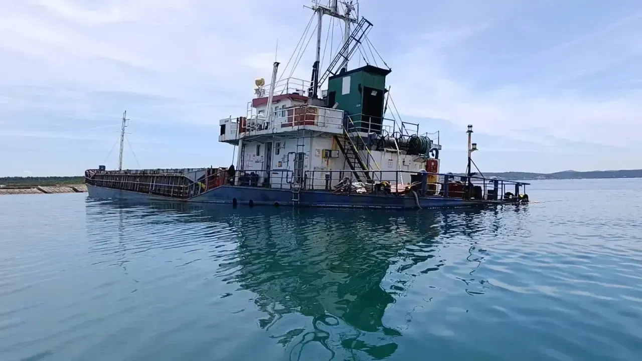 Kandıra’da Karaya Oturan Gemi Satışa Çıkarılıyor