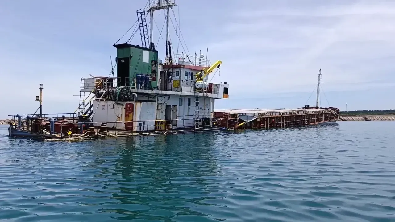 Kandıra’da Karaya Oturan Gemi Satışa Çıkarılıyor
