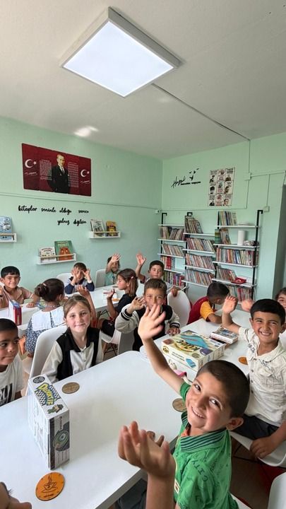 Körfez Ağrılılar Derneği'nden Köy Okuluna Anlamlı Kütüphane