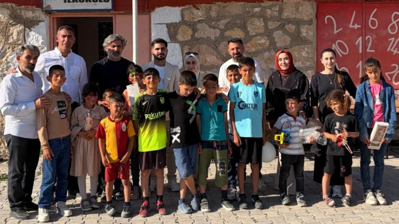 Körfez Ağrılılar Derneği'nden Köy Okuluna Anlamlı Kütüphane