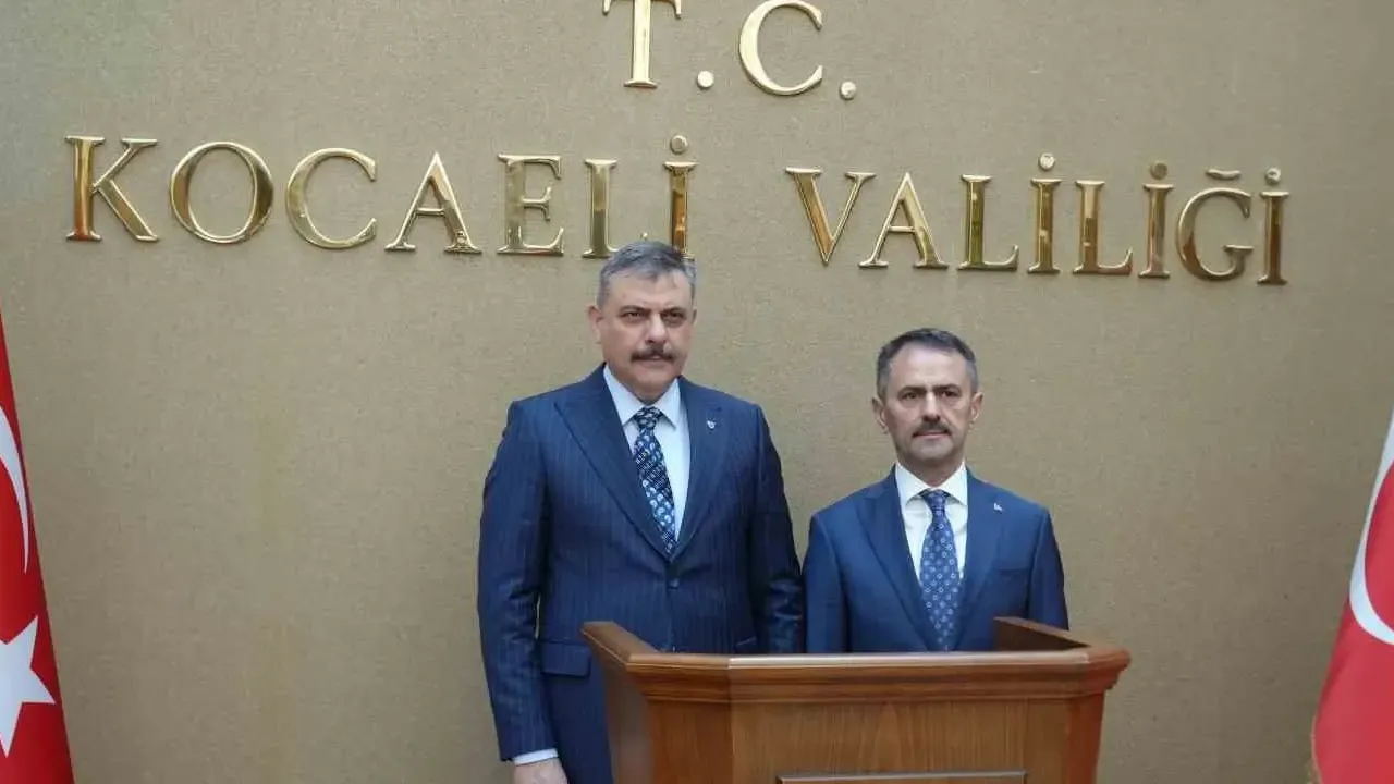 Bakan Çiftçi’den Kocaeli’de akvaryum ve kütüphane ziyareti