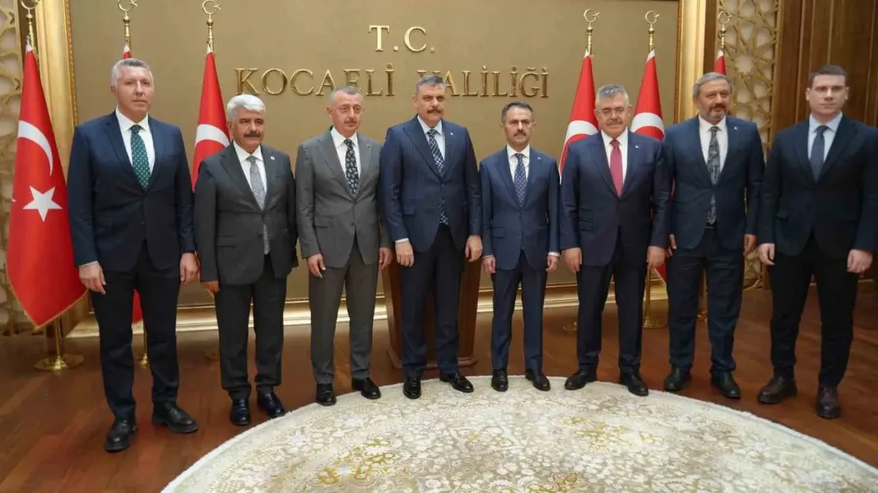Bakan Çiftçi’den Kocaeli’de akvaryum ve kütüphane ziyareti