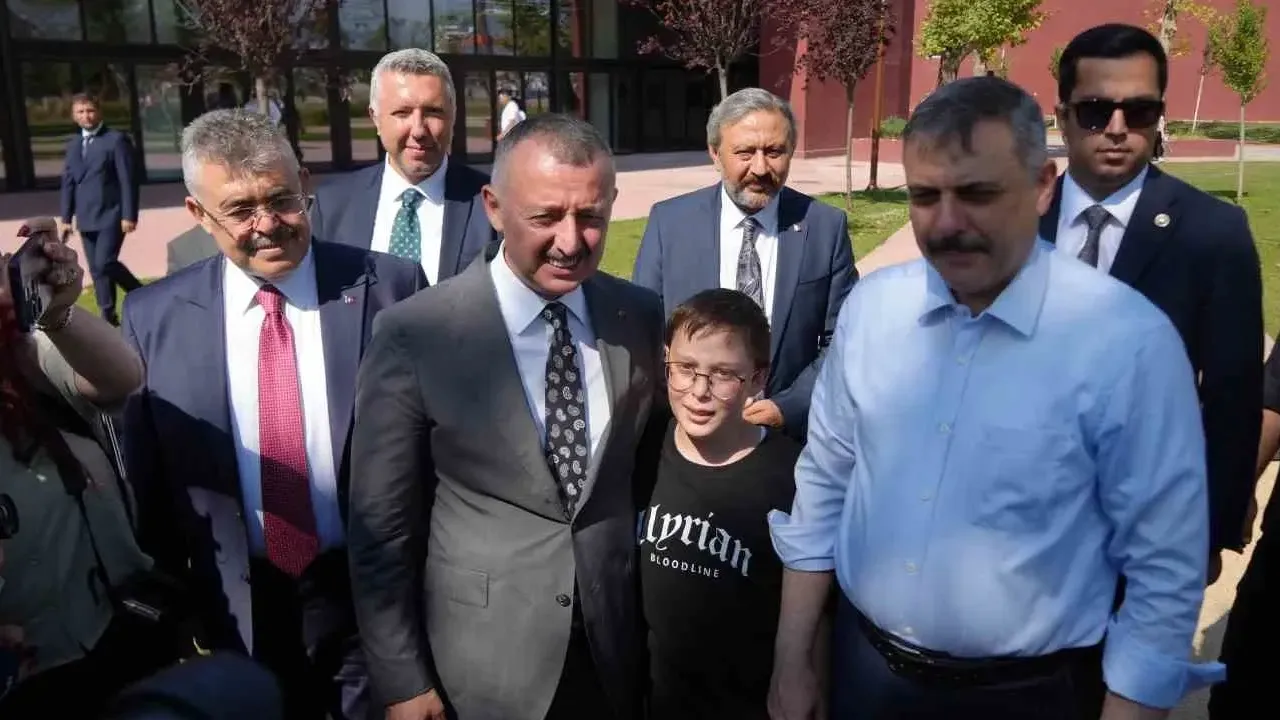 Bakan Çiftçi’den Kocaeli’de akvaryum ve kütüphane ziyareti