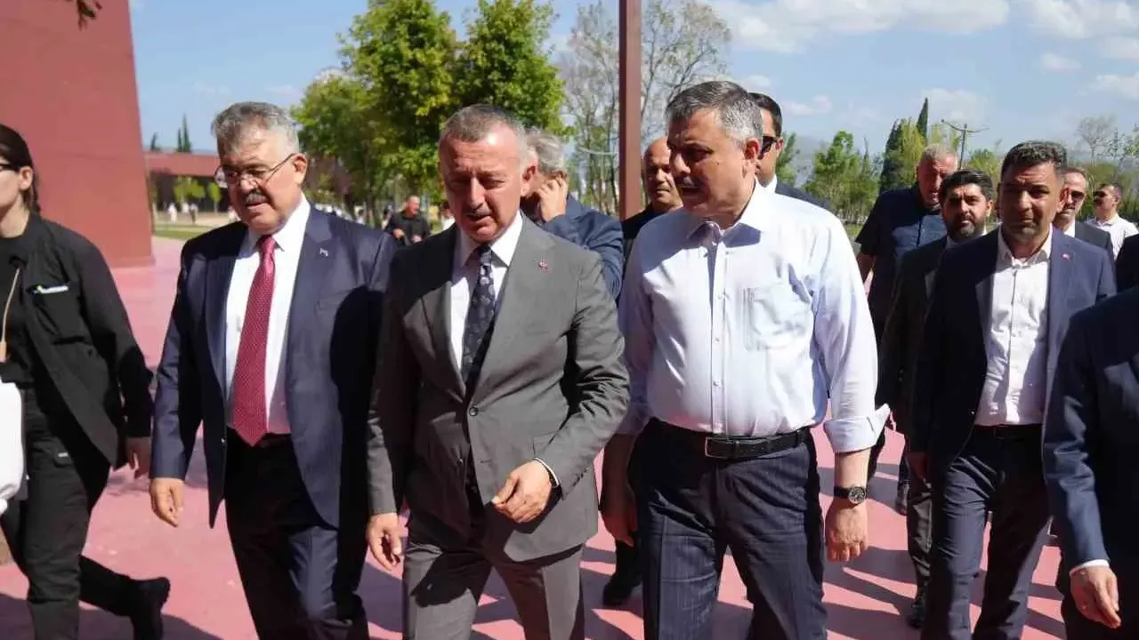 Bakan Çiftçi’den Kocaeli’de akvaryum ve kütüphane ziyareti