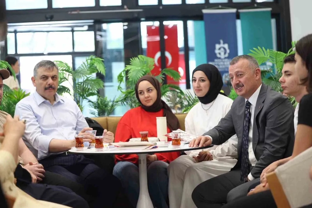 Bakan Çiftçi’den Kocaeli’de akvaryum ve kütüphane ziyareti