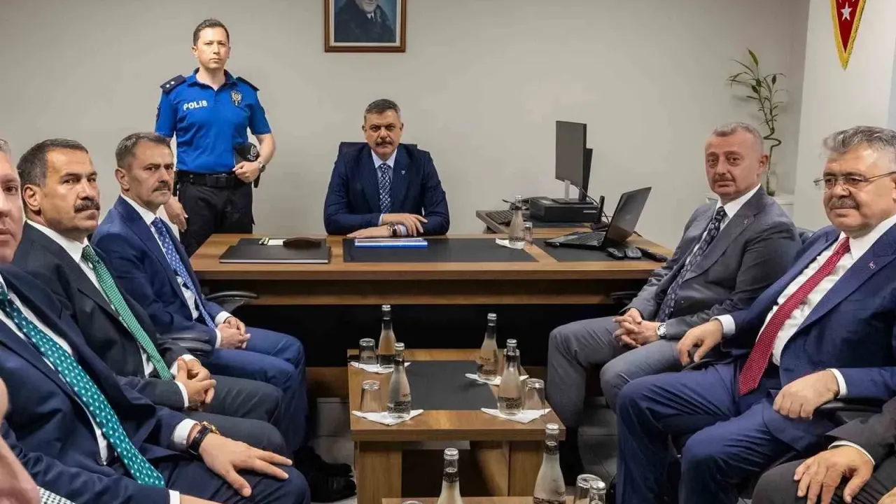 Bakan Çiftçi’den Kocaeli’de akvaryum ve kütüphane ziyareti