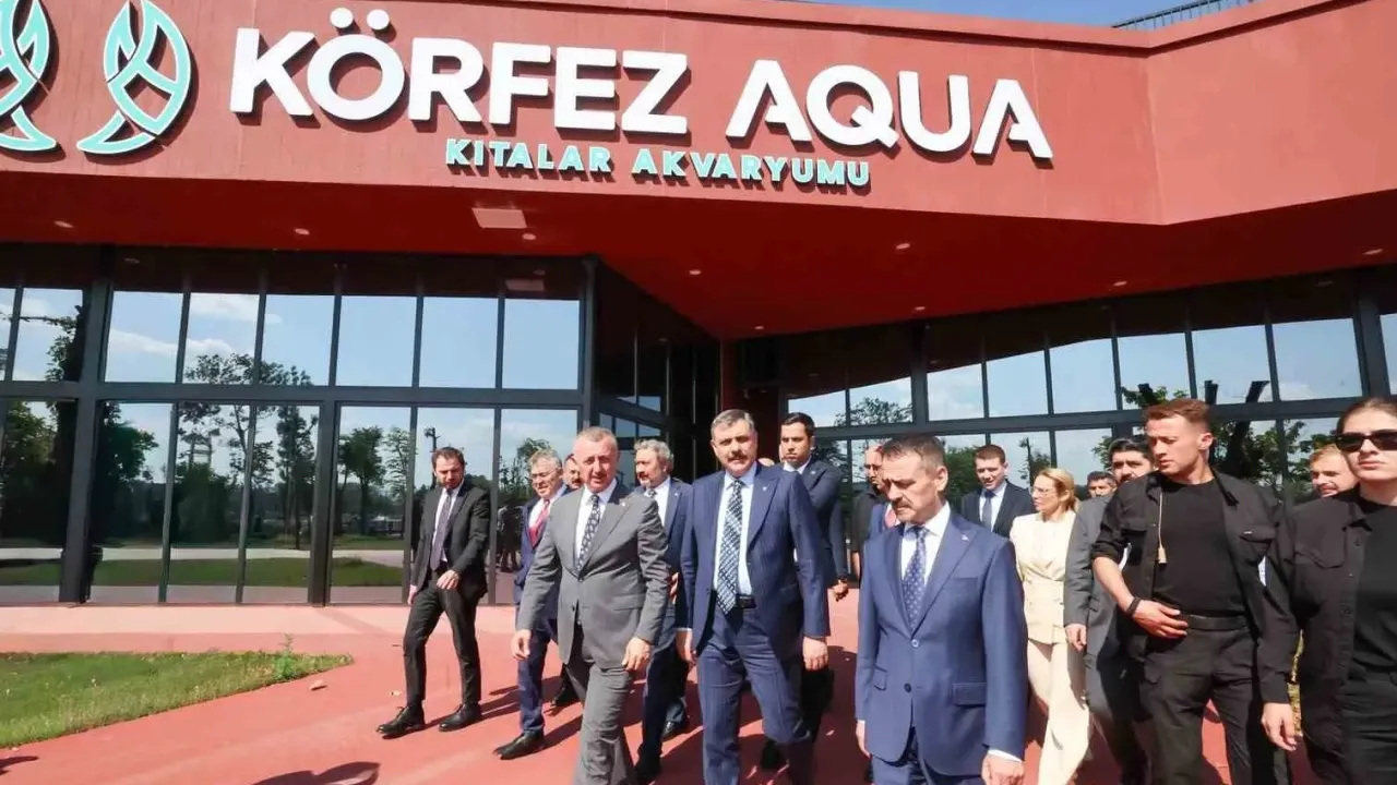 Bakan Çiftçi’den Kocaeli’de akvaryum ve kütüphane ziyareti