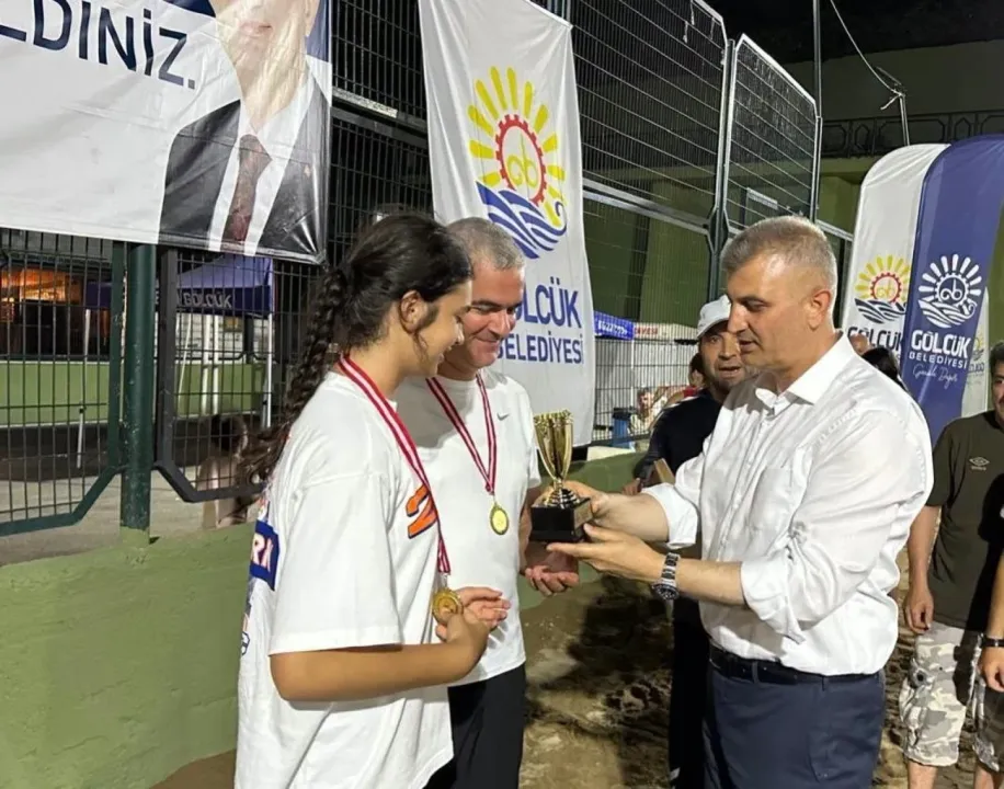 Gölcük’te 304 minik sporcunun plaj voleybolu heyecanı