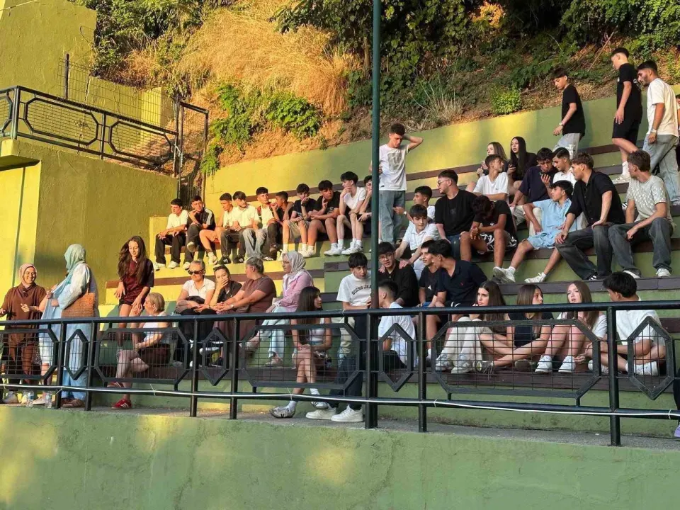 Gölcük’te 304 minik sporcunun plaj voleybolu heyecanı