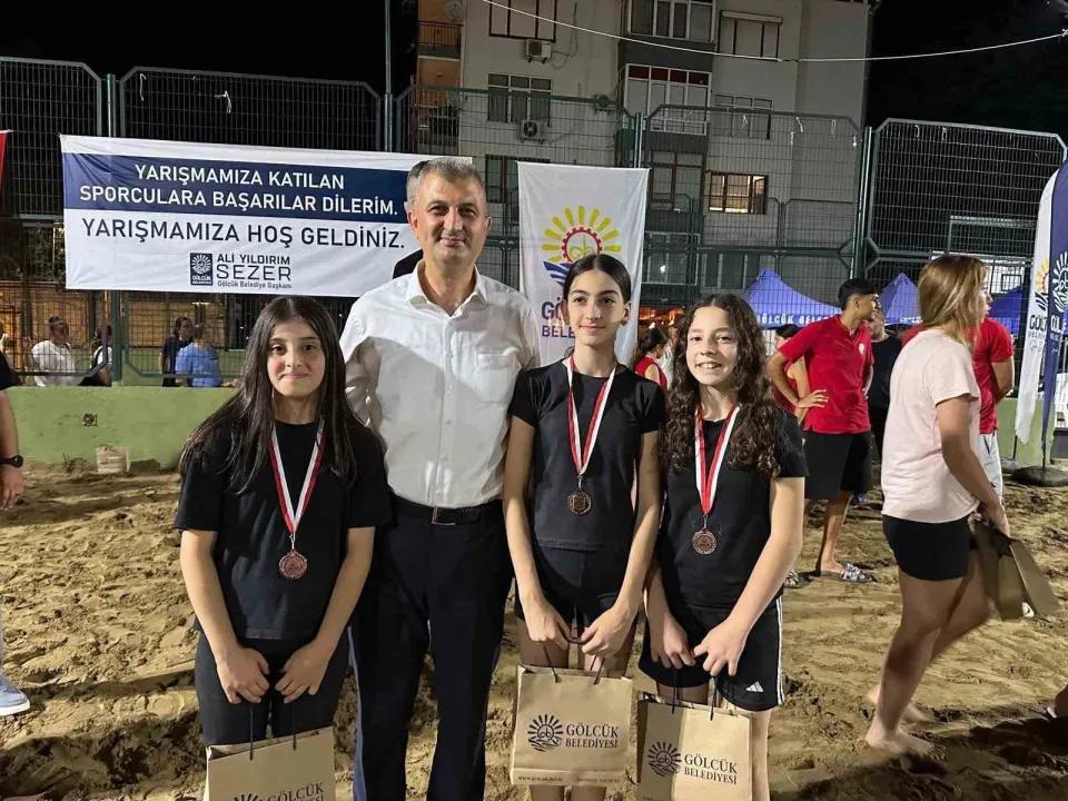 Gölcük’te 304 minik sporcunun plaj voleybolu heyecanı