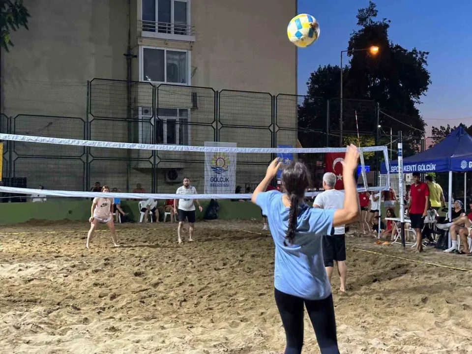 Gölcük’te 304 minik sporcunun plaj voleybolu heyecanı