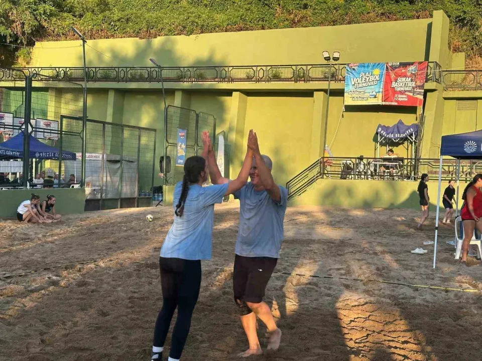 Gölcük’te 304 minik sporcunun plaj voleybolu heyecanı