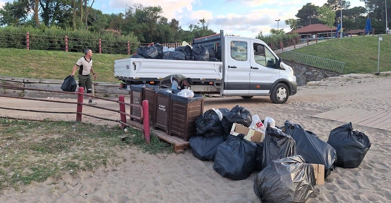 Tatilcilerin akınına uğrayan Kandıra’da 387 ton atık toplandı