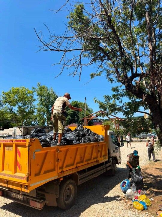 Tatilcilerin akınına uğrayan Kandıra’da 387 ton atık toplandı