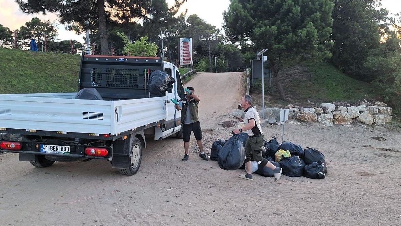 Tatilcilerin akınına uğrayan Kandıra’da 387 ton atık toplandı