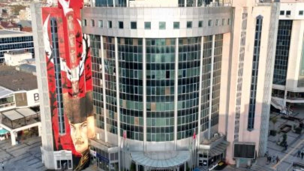 İzmit Belediyesi’ne yönelik soruşturma kapsamında 30 şüpheli adliyeye sevk edildi
