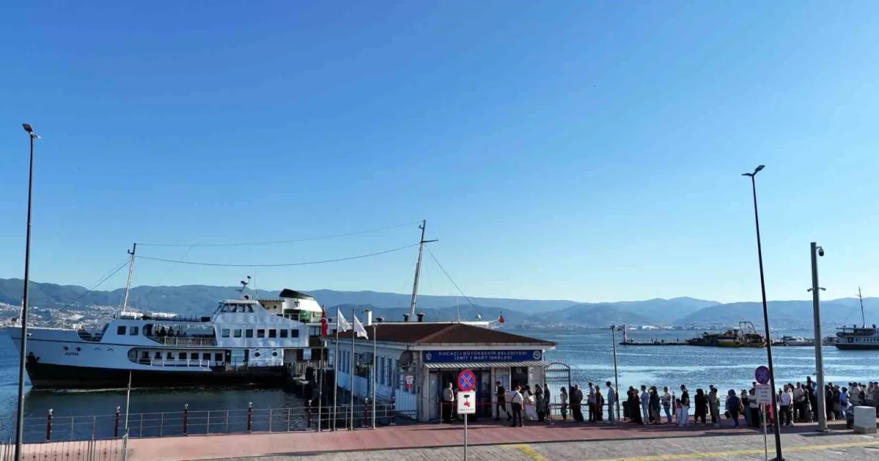 Vatandaşlar akın ediyor! İzmit Körfezi’nde yaz geceleri vapurla güzelleşiyor