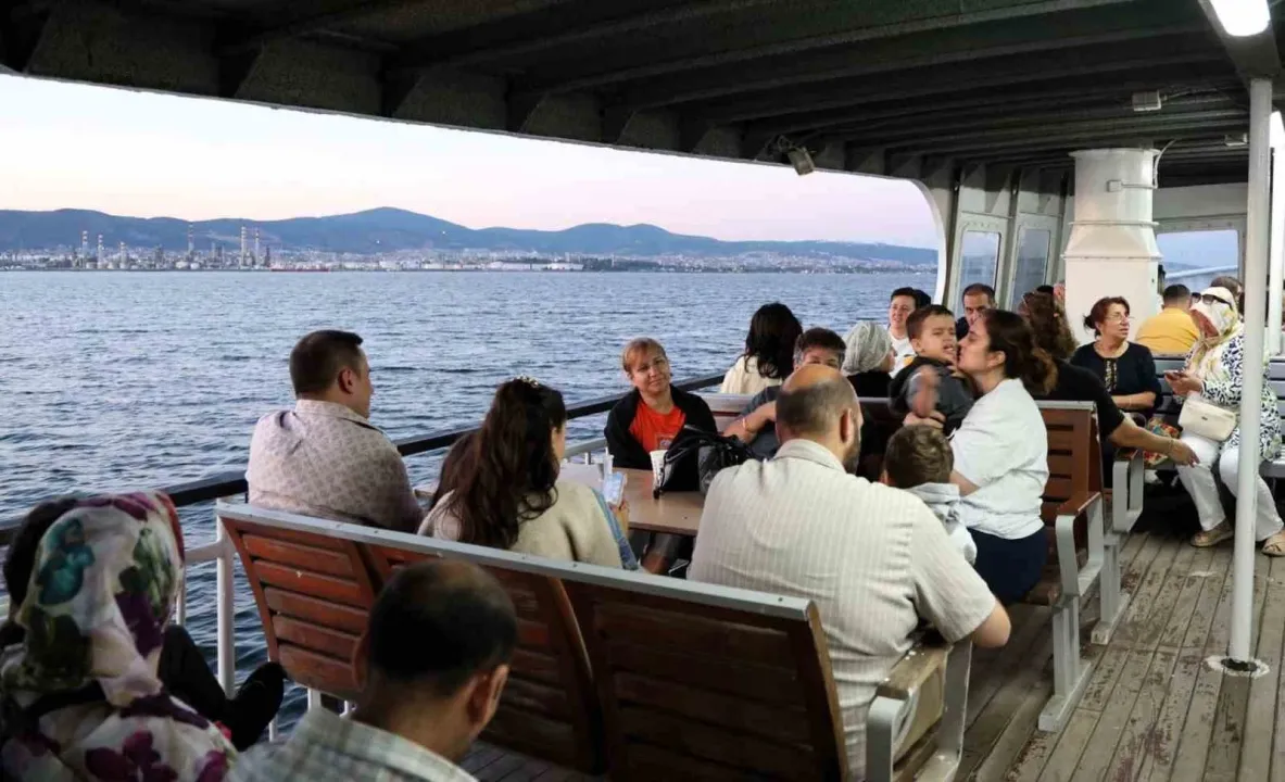 Vatandaşlar akın ediyor! İzmit Körfezi’nde yaz geceleri vapurla güzelleşiyor