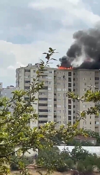 Gebze'de dairede çıkan alevler çatıyı sardı
