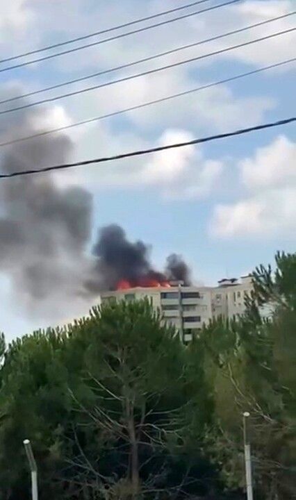Gebze'de dairede çıkan alevler çatıyı sardı