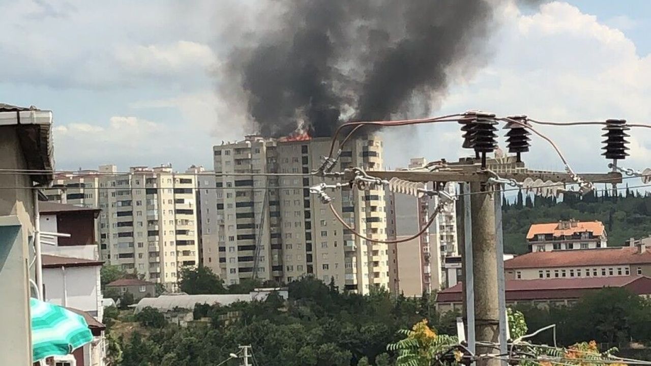 Gebze'de dairede çıkan alevler çatıyı sardı