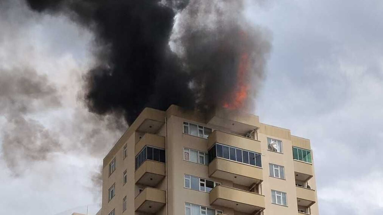 Gebze'de dairede çıkan alevler çatıyı sardı