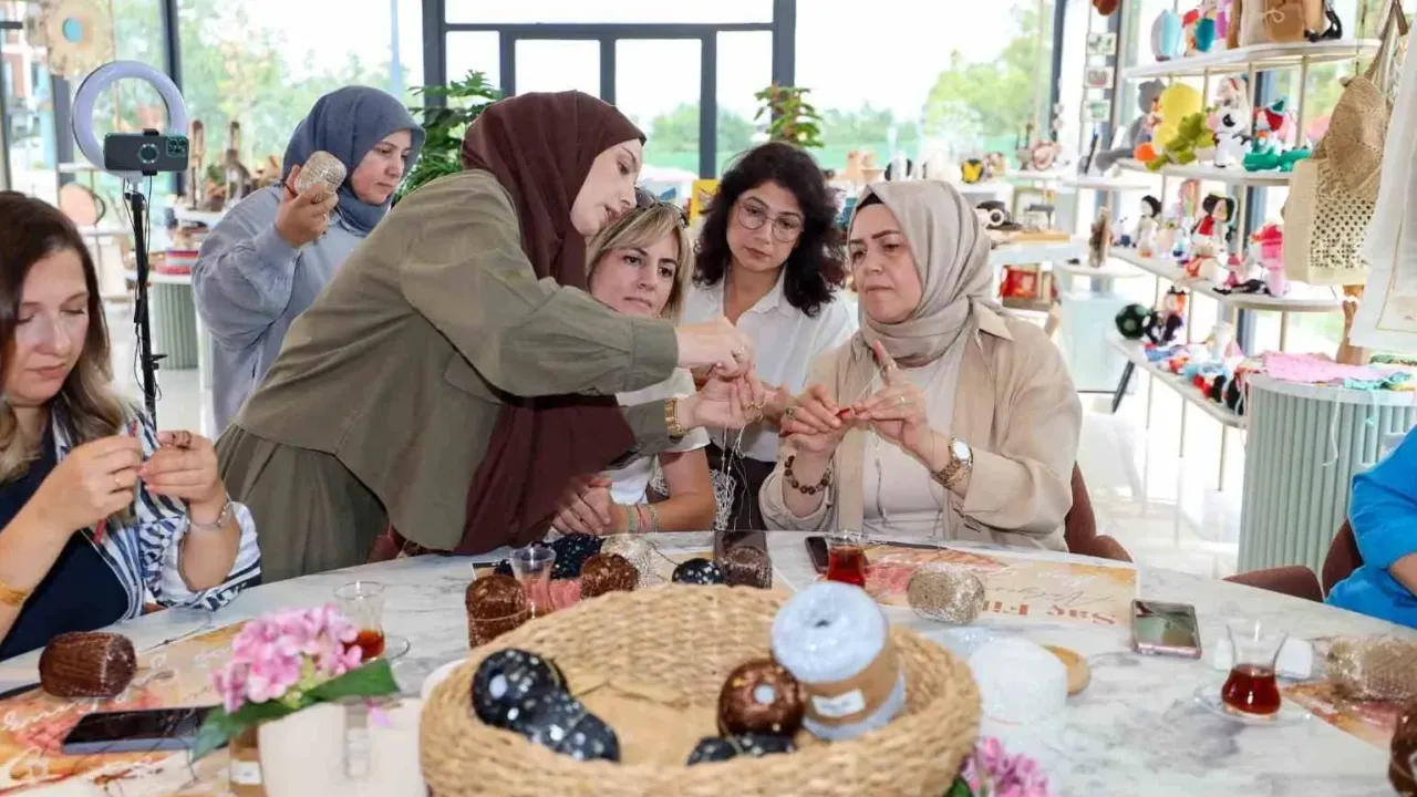 Başiskele’de kadınlar en trend aksesuarı üretiyor