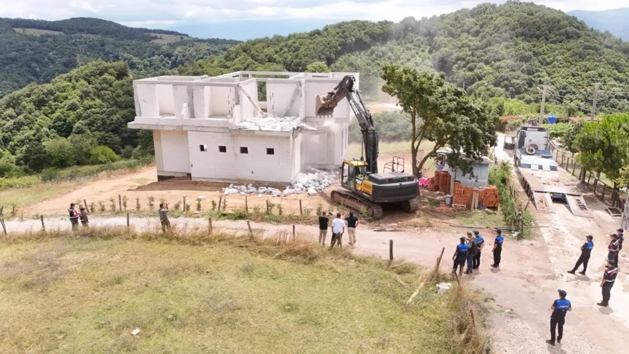 Kartepe’de tespit edilen ruhsatsız yapı yıkıldı